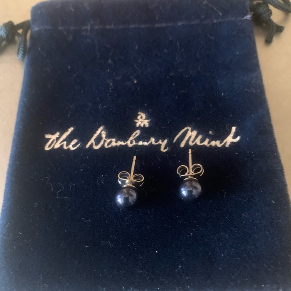 The Danbury Mint, NEW NEVER WORN, Cultured BLACK Pearl stud earrings. - Picture 6 of 6